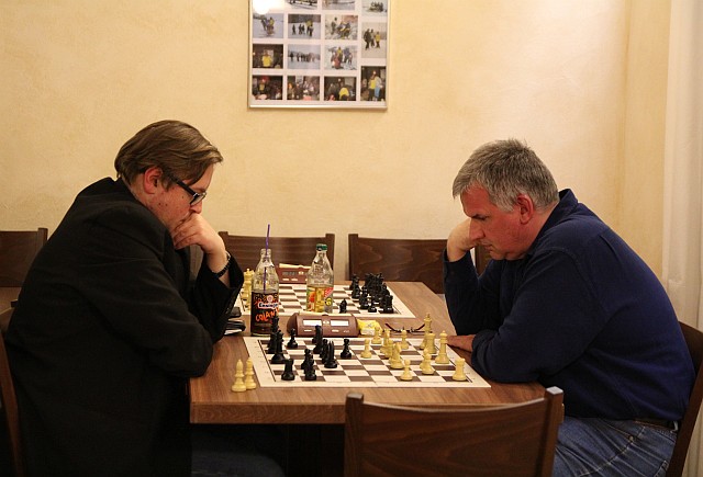 Auch an den hinteren Brettern wurde spannendes Schach gespielt und hart gekämpft: Alexander Schwarz vs. Klaus Bischoff