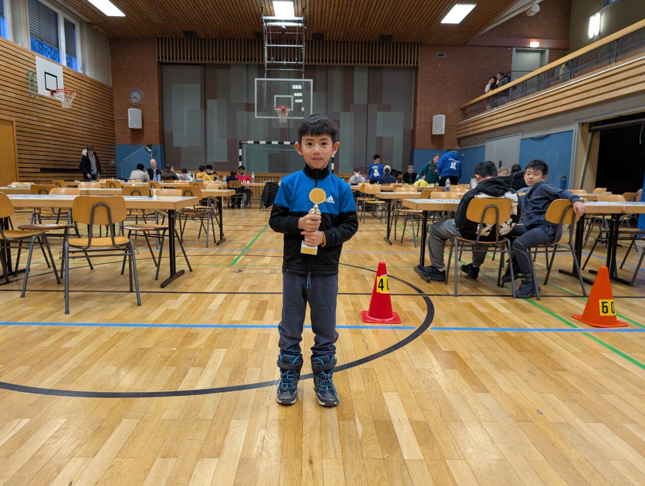 Theo mit seinem Pokal
